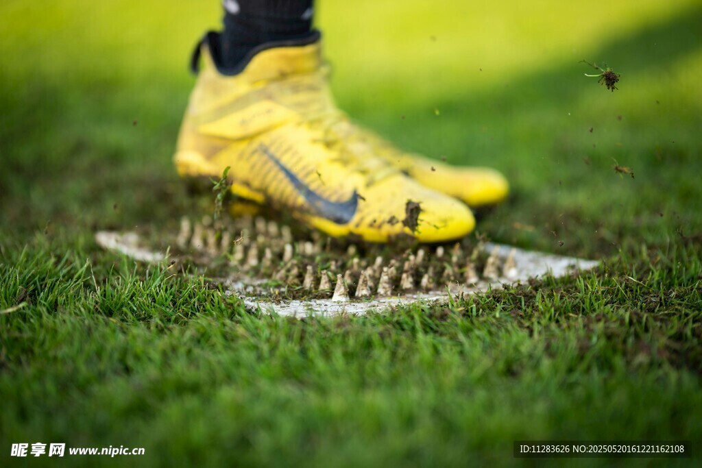 足球鞋踩在钉鞋训练板上