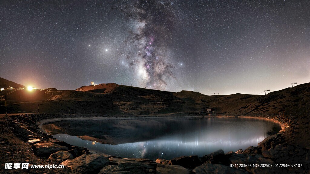 星空下的静谧湖泊美景