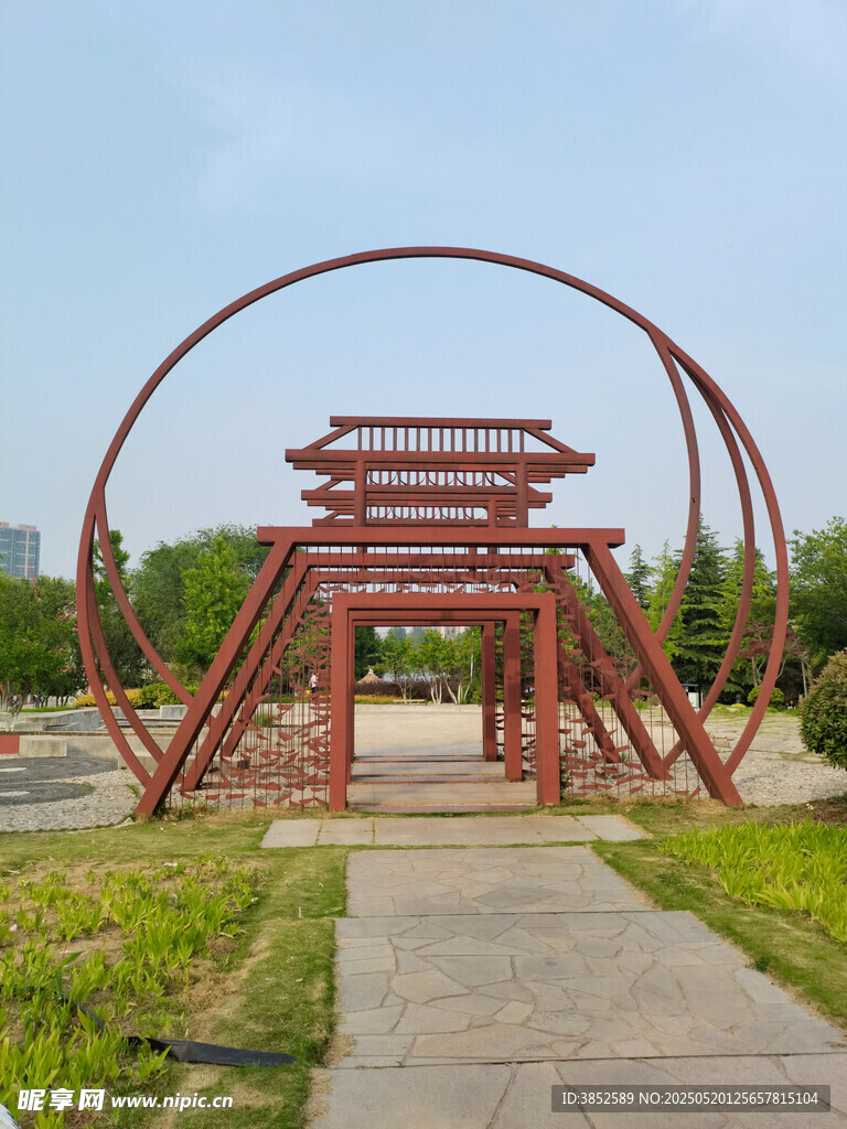 红色中式拱门金属雕塑