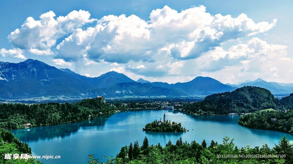 美丽湖景与远山蓝天白云