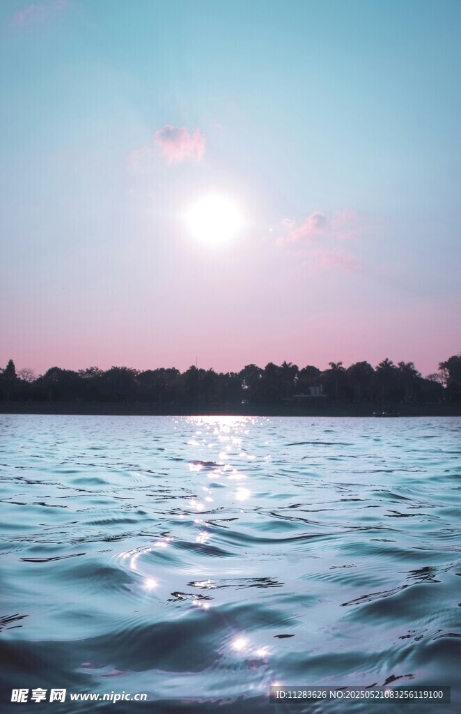 夕阳下波光粼粼的水面