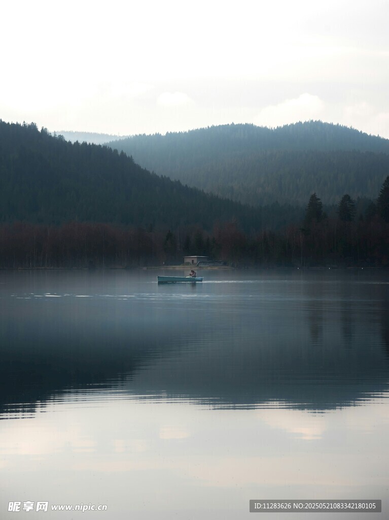 湖山晨雾中小船静谧画面