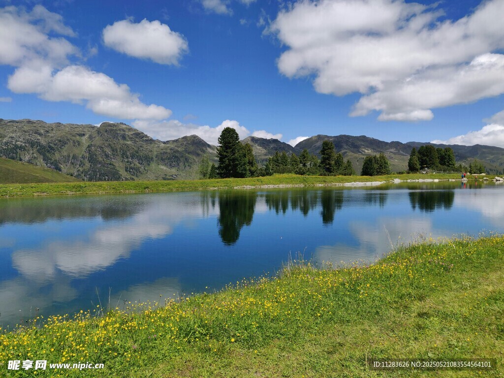 宁静湖畔美景