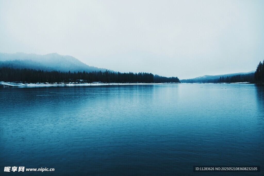 宁静湖面的自然美景