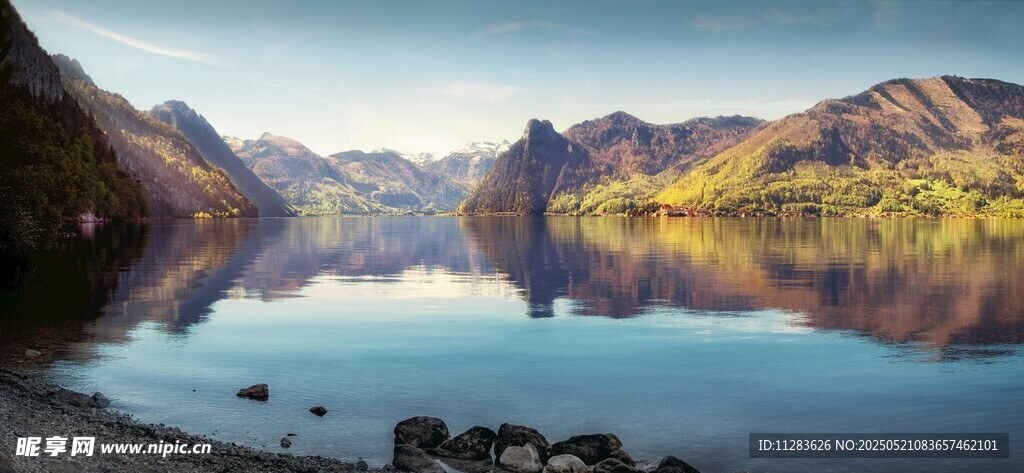 宁静山水湖景倒影如画