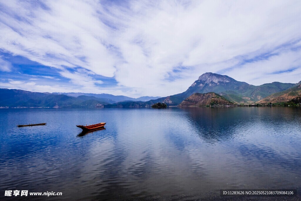 宁静湖景中的孤舟