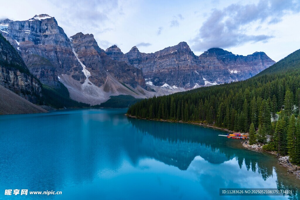 梦幻蓝湖与巍峨山峦美景