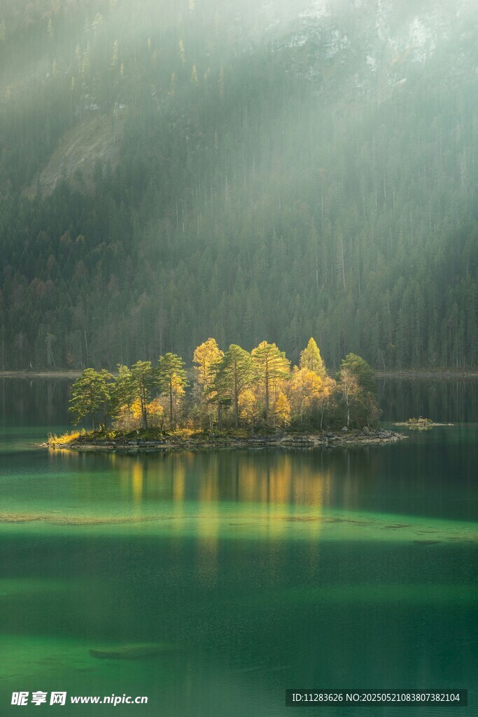 湖光山色中的梦幻光影
