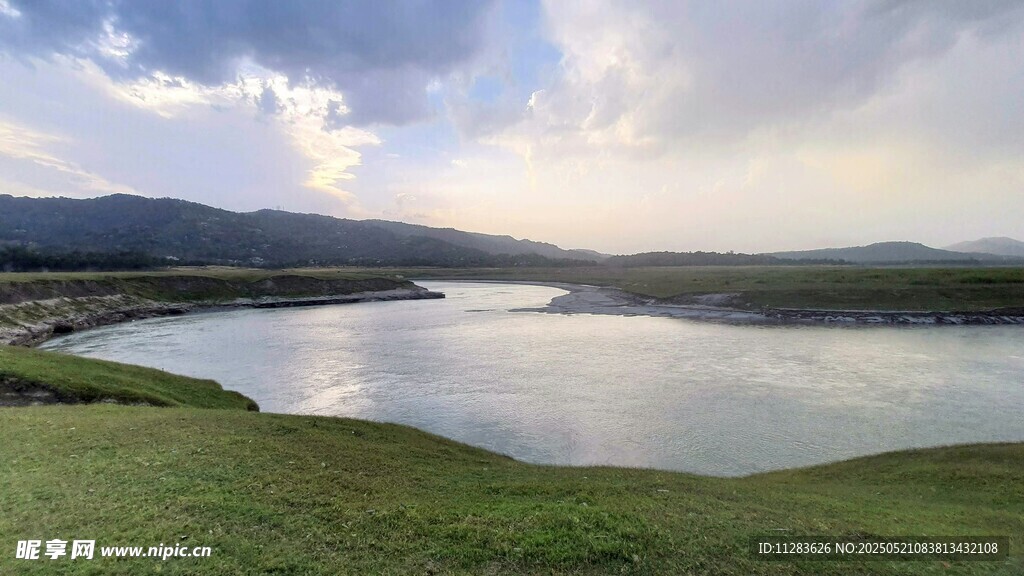湖畔风光 宁静自然美景