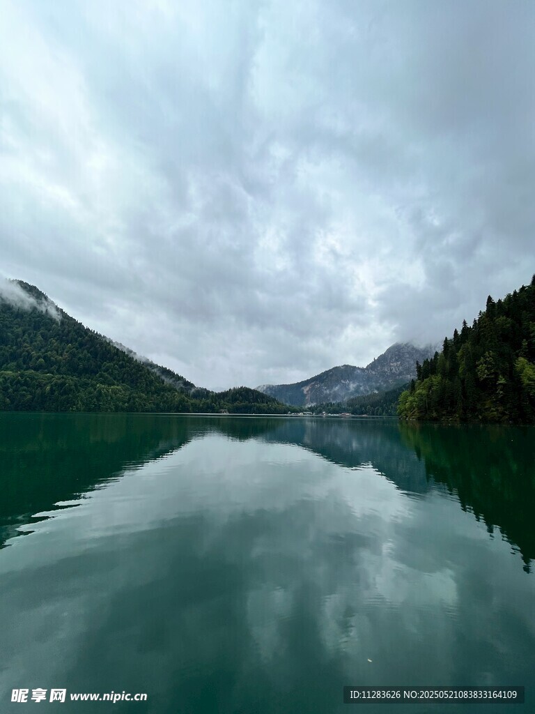 宁静湖景与山峦倒影