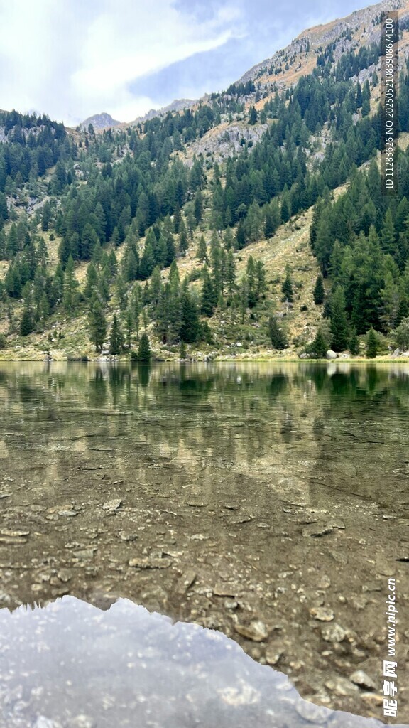 山间静谧湖水风景如画