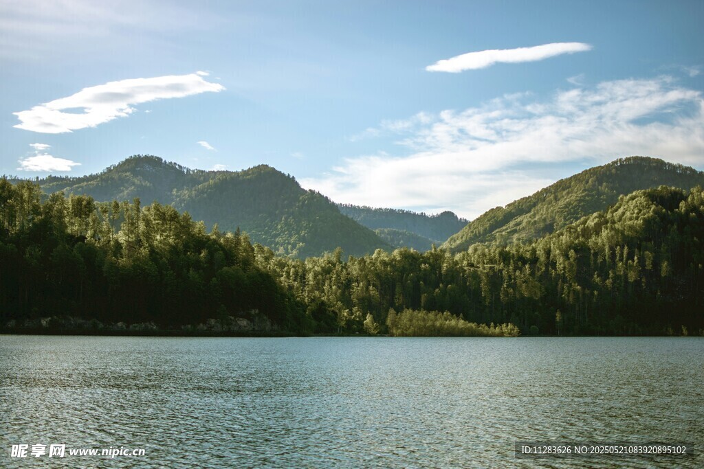 宁静山水间的湖光山色