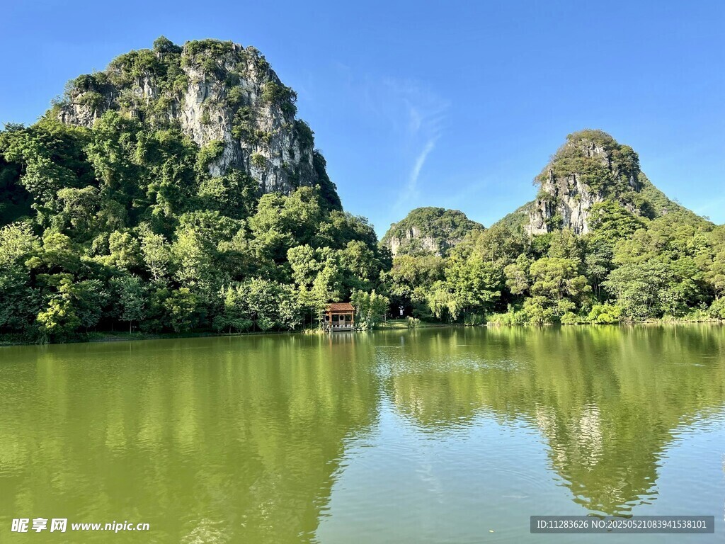 青山绿水间的宁静湖泊