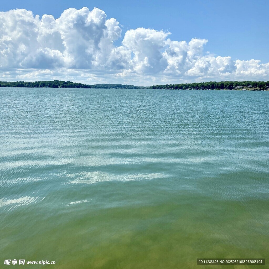 碧波蓝天的宁静湖景