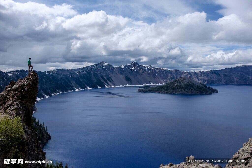 俯瞰绝美火山湖壮丽景观