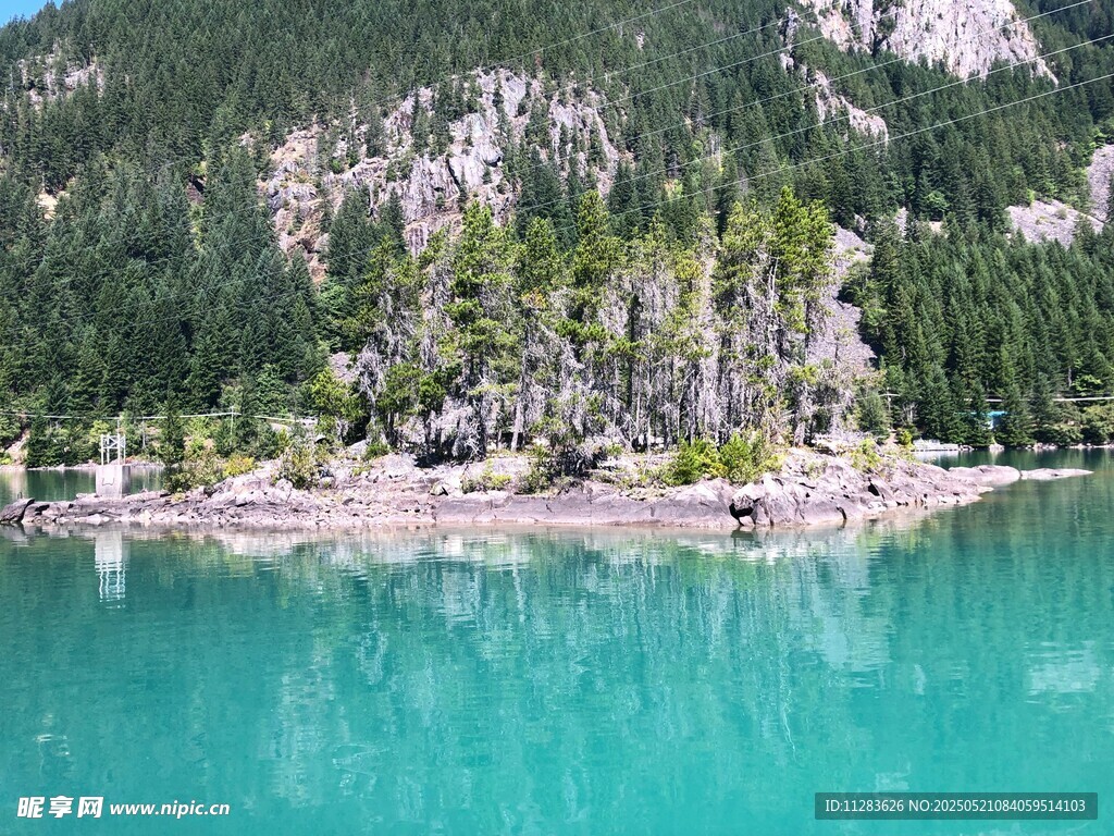 碧绿湖中小岛山林美景