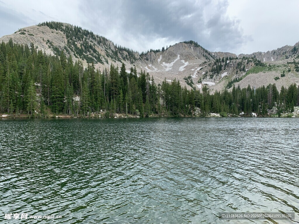 山间静谧湖景