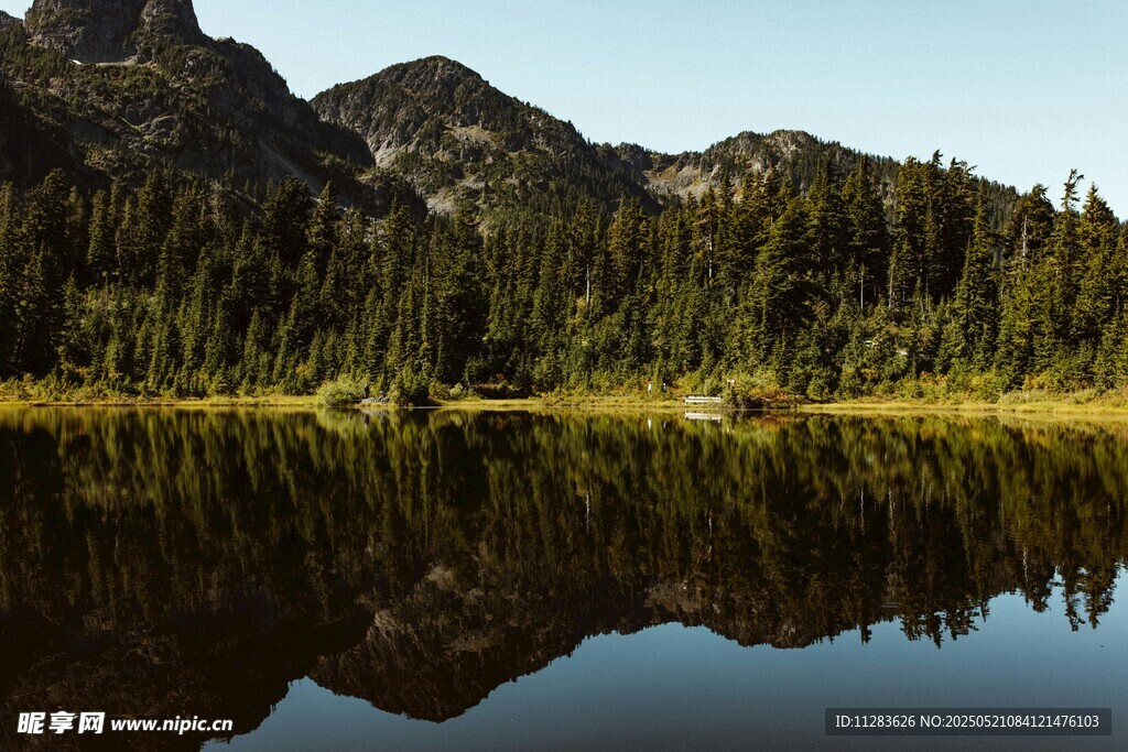 山林湖泊静谧倒影之景