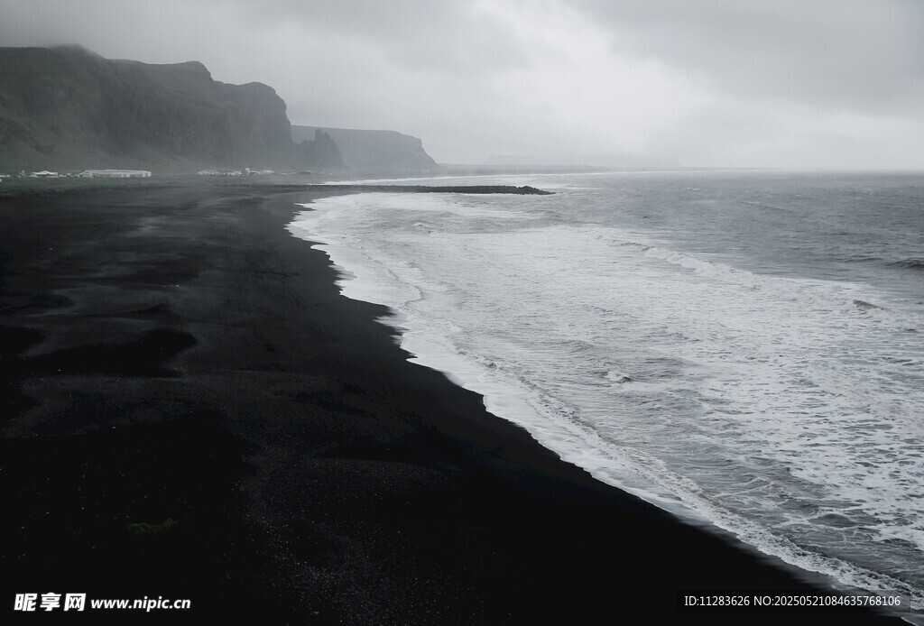 黑沙滩与海浪的壮阔景致