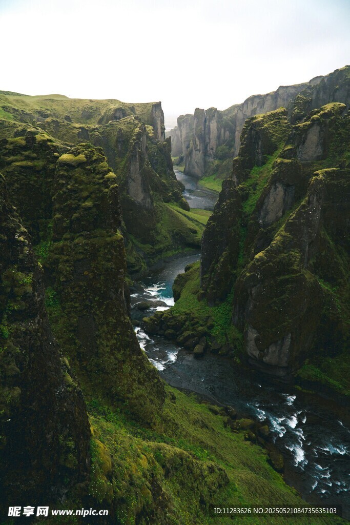 山间河谷绿意盎然美景