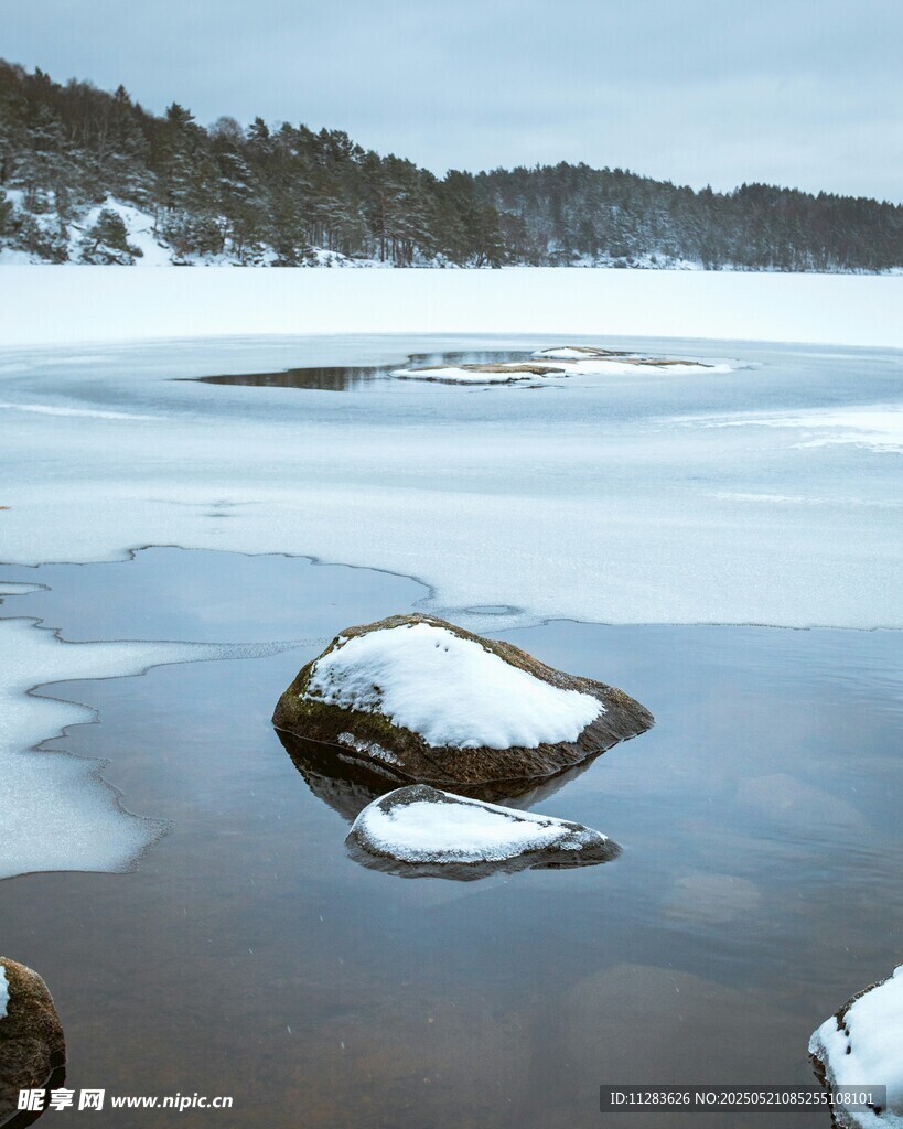 冬日湖面上覆雪的石块