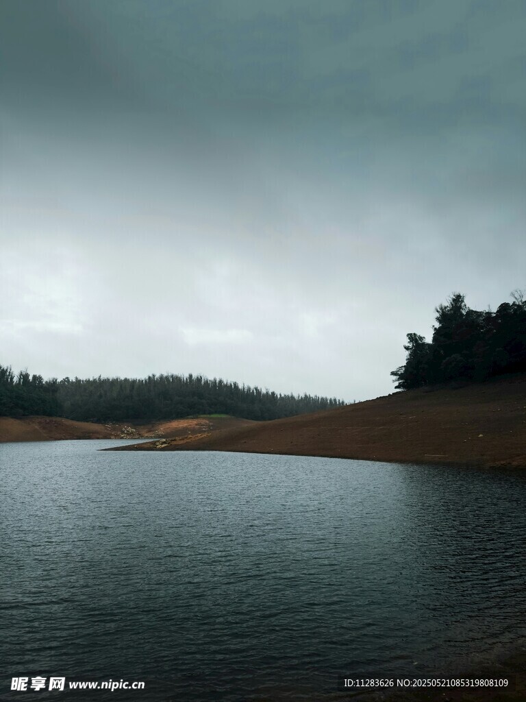 阴天下的静谧湖泊