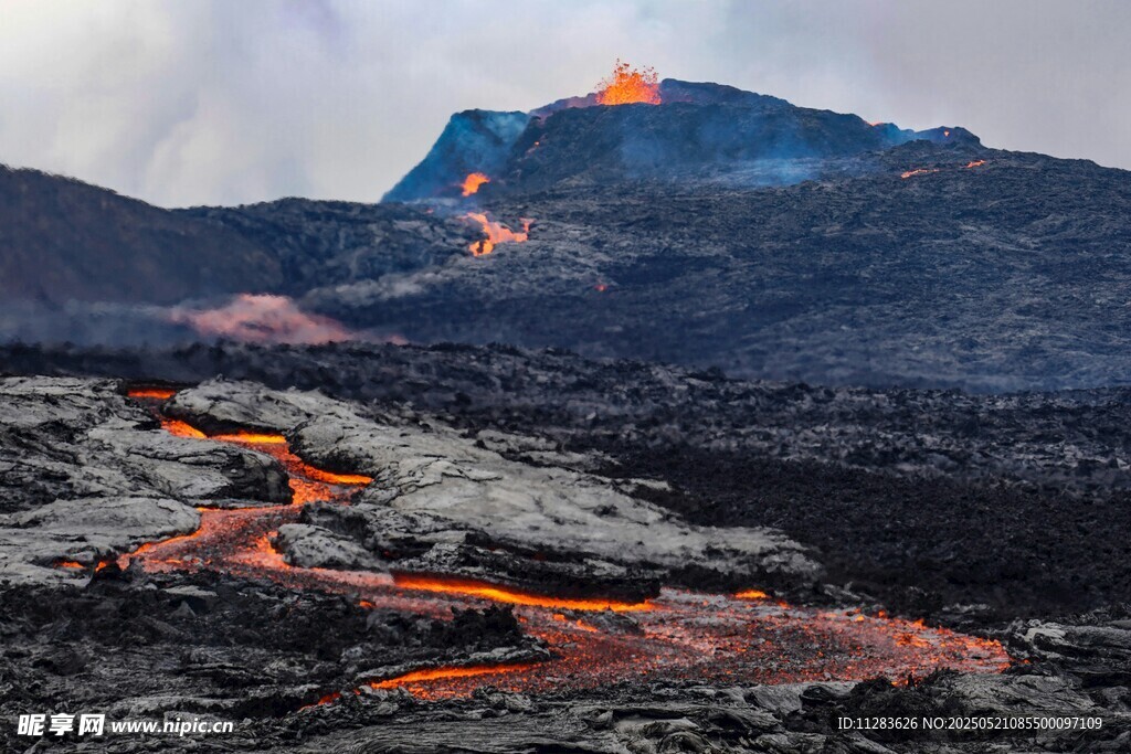 火山熔岩流淌壮丽景观