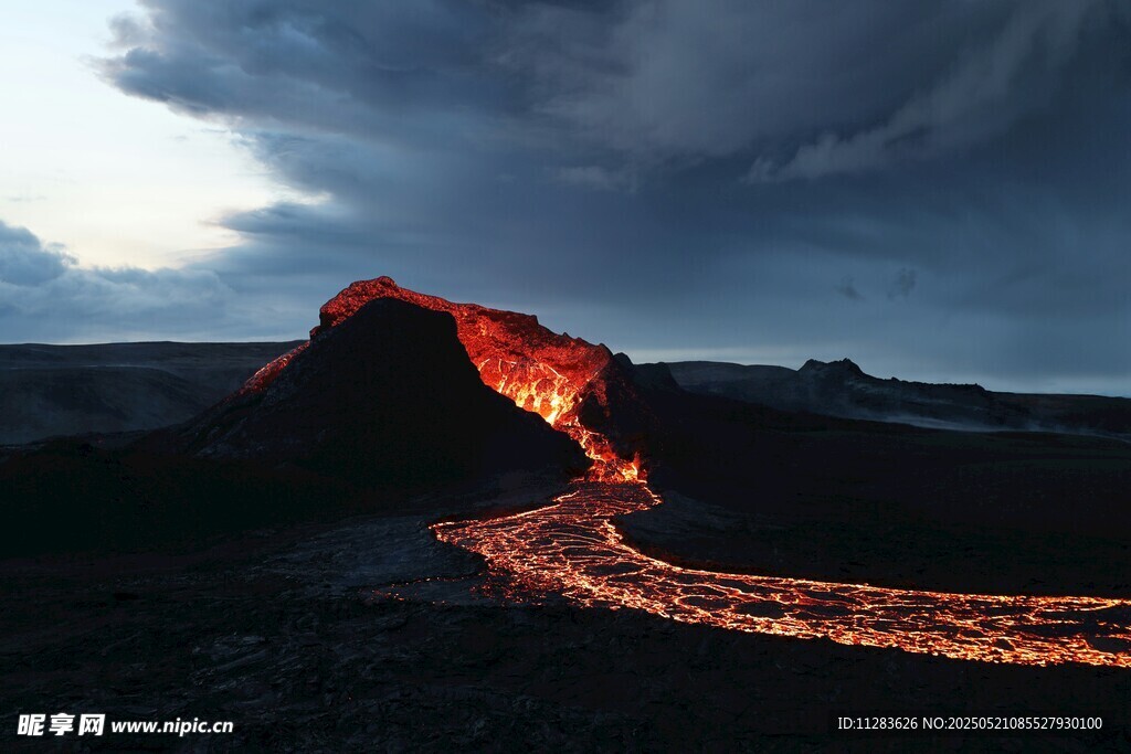 火山熔岩流淌壮丽景观