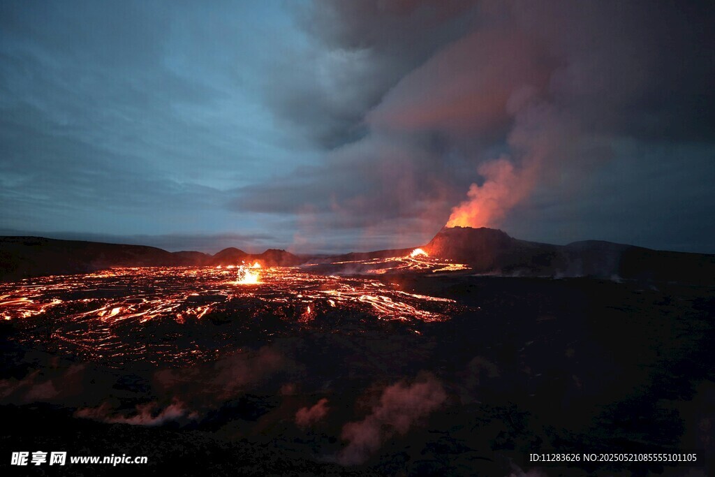 夜幕下的壮观火山喷发
