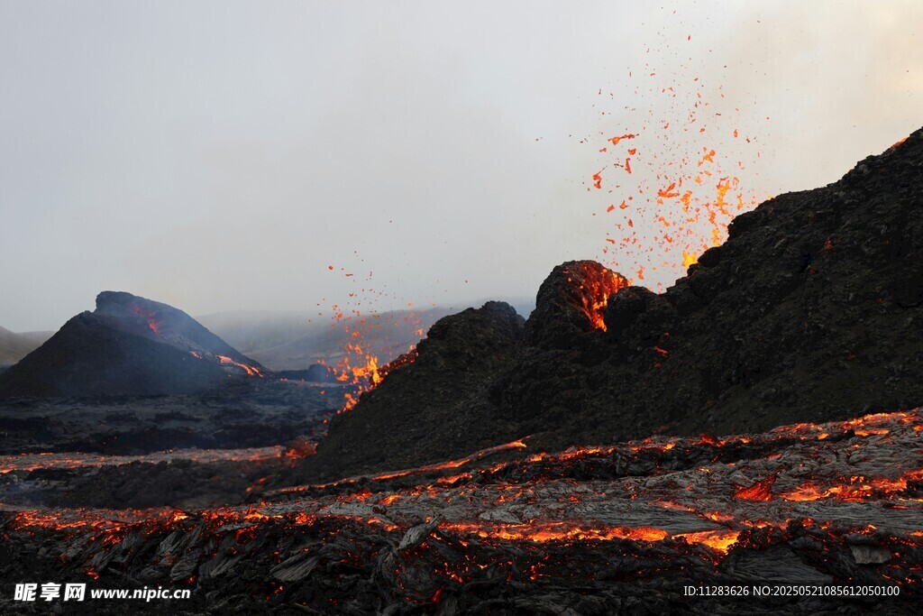 火山喷发熔岩四溅景象