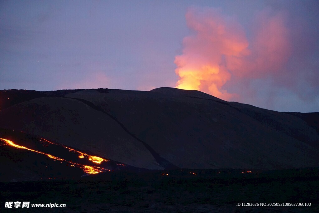 黄昏下的火山熔岩景观