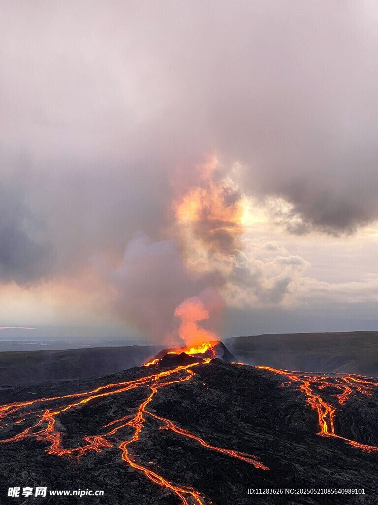 火山喷发熔岩流淌壮观景象