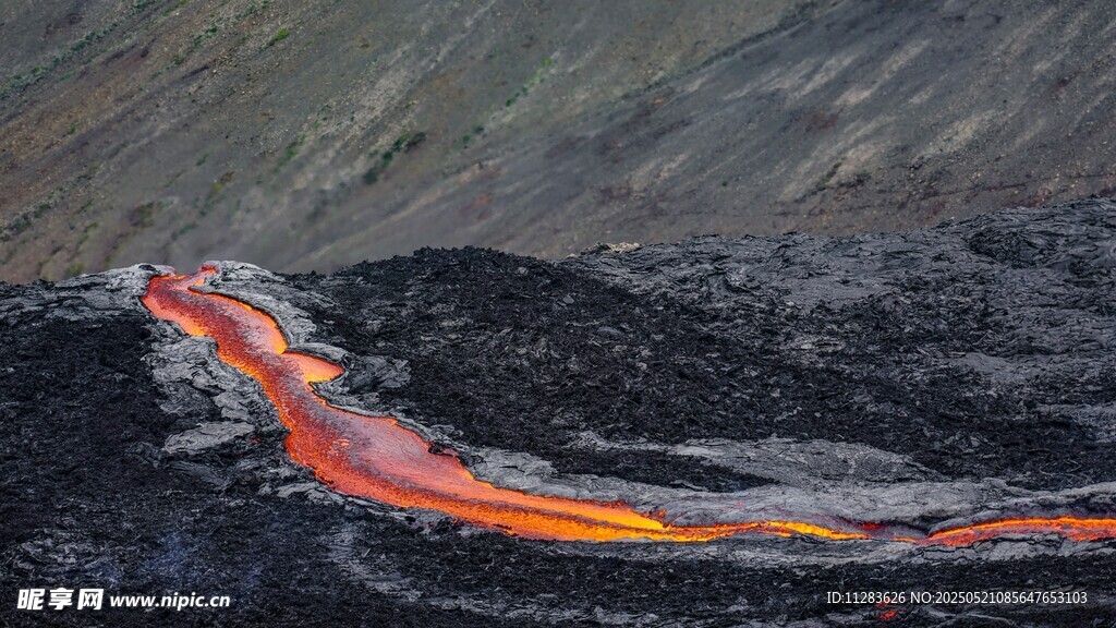 火山熔岩流淌壮观景象