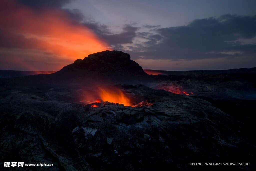 火山喷发的壮丽黄昏景象