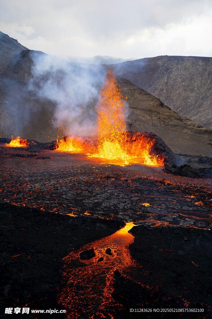 火山熔岩流淌壮观景象