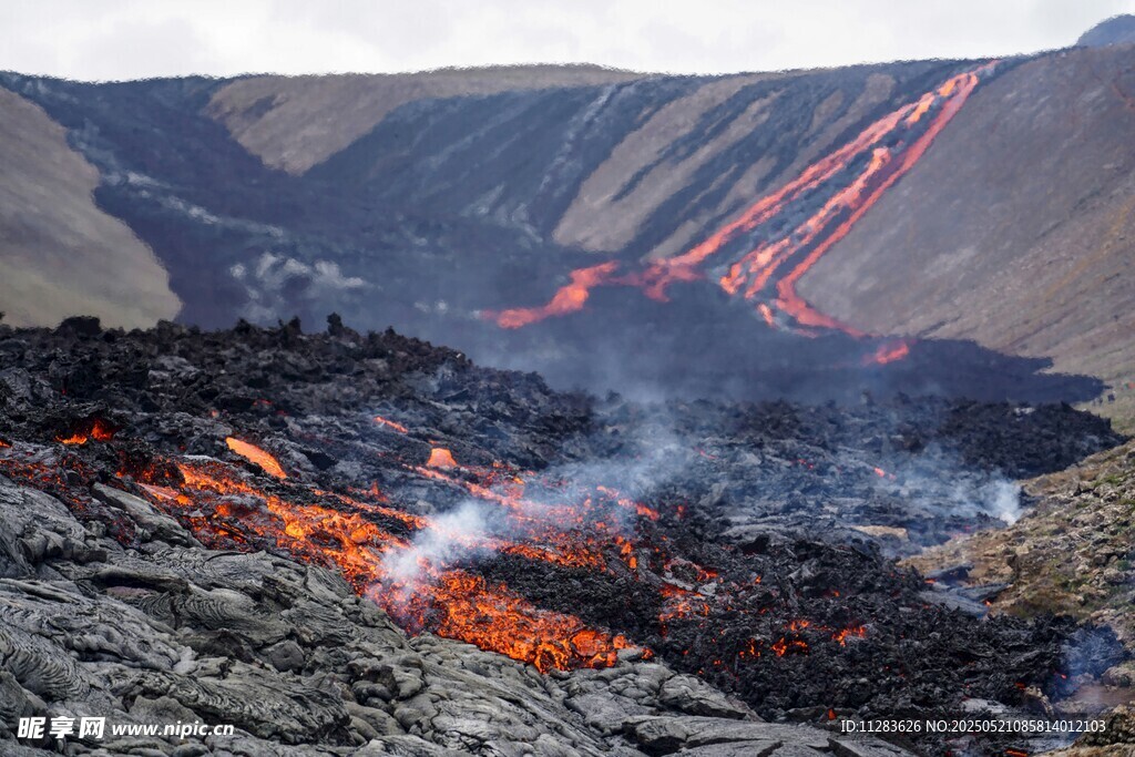 火山熔岩流淌壮丽景观
