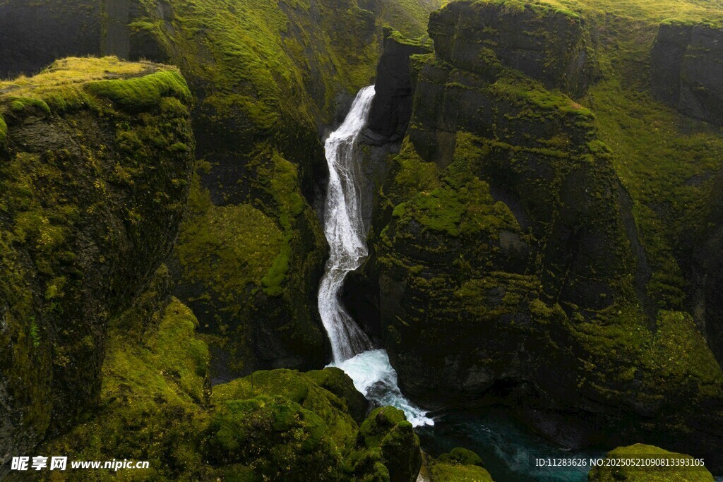 山间飞瀑绿意环绕的美景