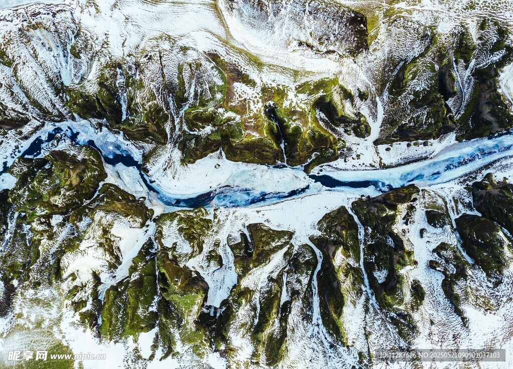 雪山间蜿蜒的蓝色河流