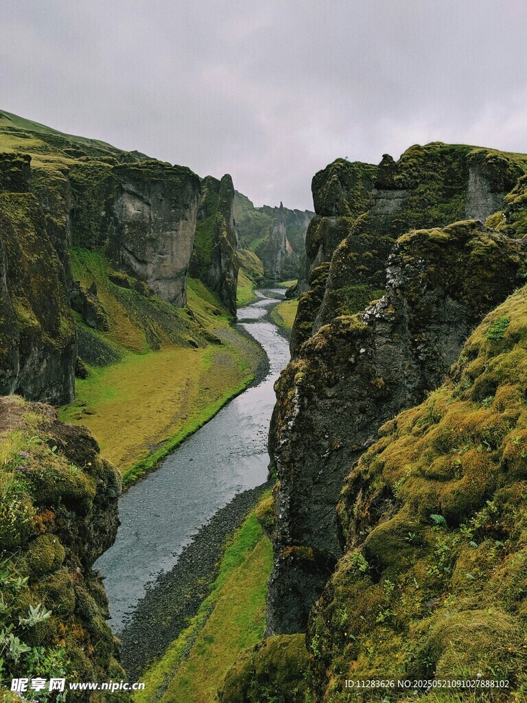 峡谷河流间的壮美自然景观