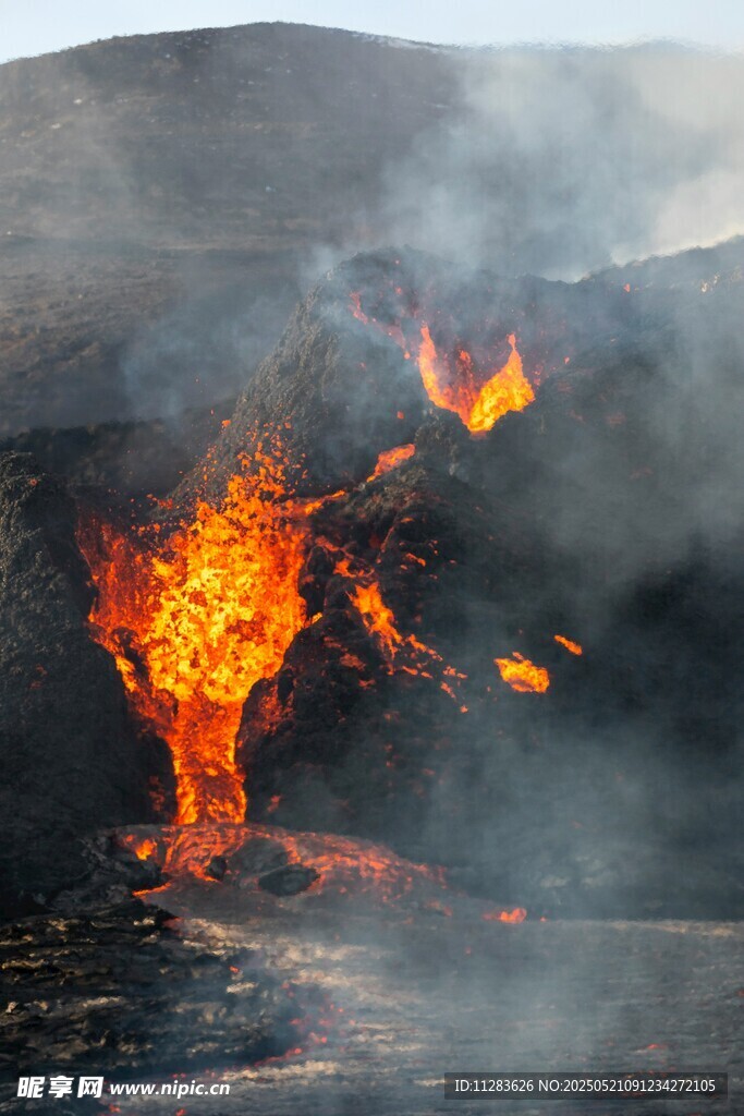 火山熔岩喷发壮观景象