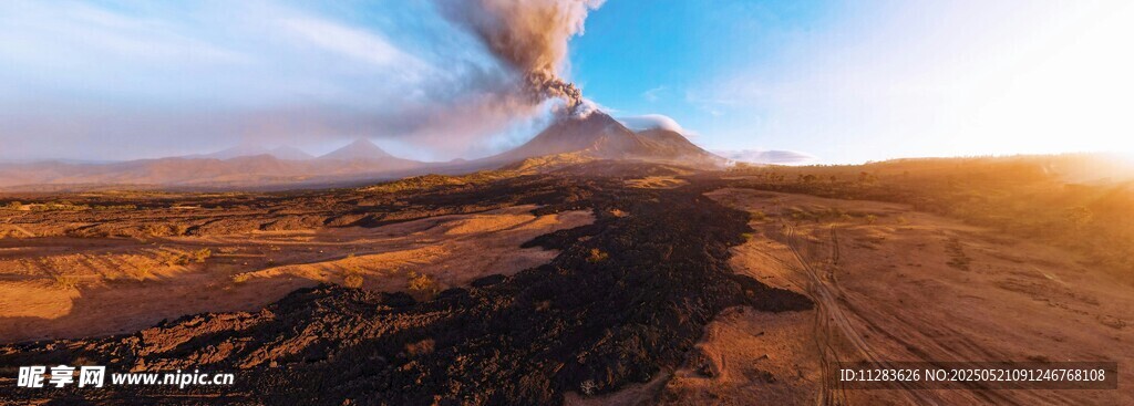 壮丽火山景观日出时分