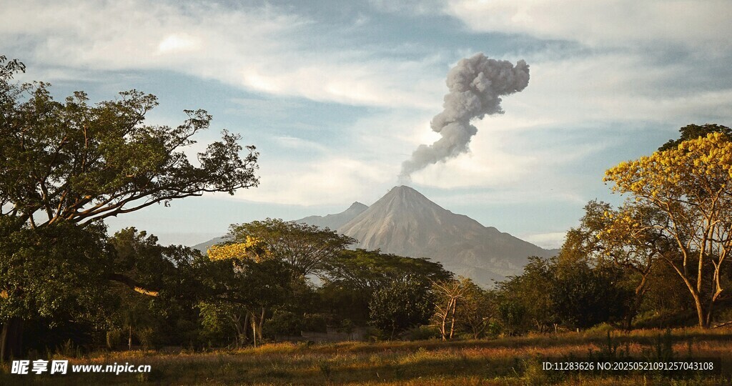 火山喷发于葱郁山林间