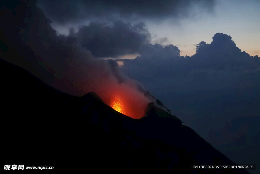 火山喷发瞬间壮丽景象