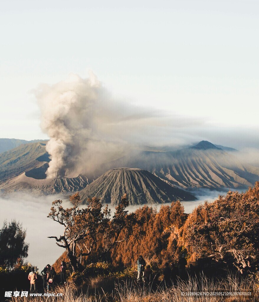 壮丽火山景观云雾缭绕