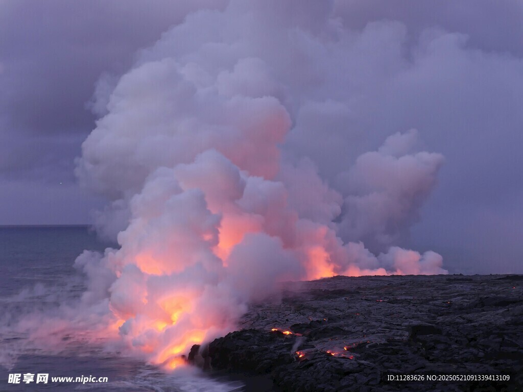 火山喷发熔岩入海壮观景象