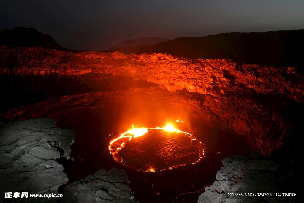 夜间炽热的火山熔岩坑