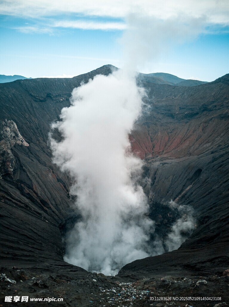 火山口壮观喷发景象
