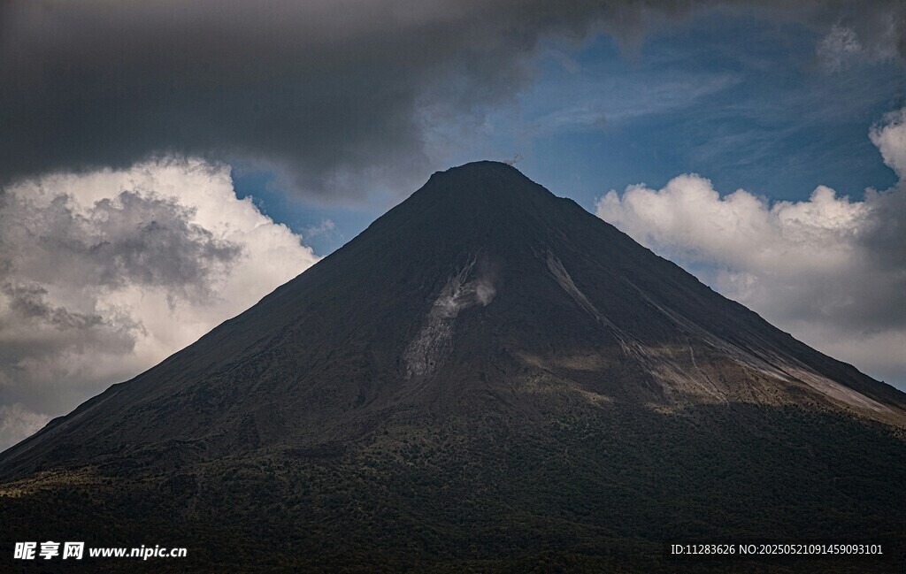 巍峨火山与天际流云