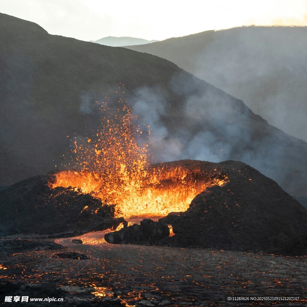 火山喷发壮观景象