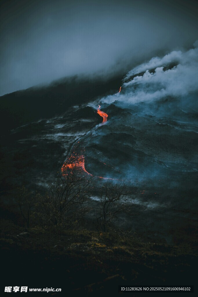 火山熔岩在烟雾中涌动